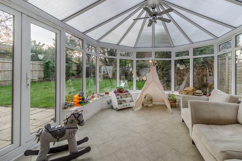 8 Charter Drive, Amersham, HP6 6UX