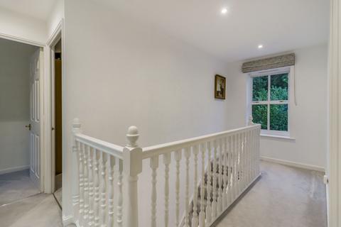 8 Charter Drive, Amersham, HP6 6UX