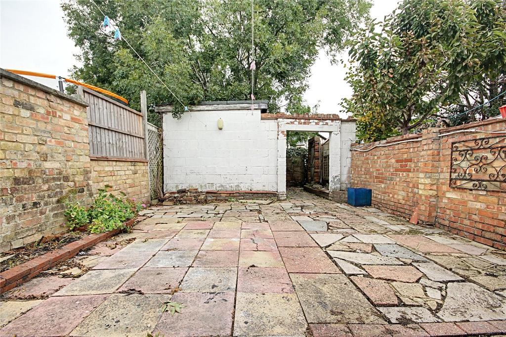 Stoneleigh Avenue, Enfield, EN1 2 bed terraced house £1,600 pcm (£369 pw)