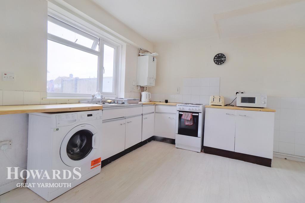 Sturdee Avenue, Great Yarmouth 3 bed terraced house £160,000