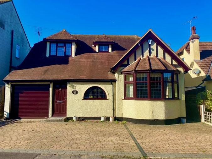Belfairs Drive, LeighonSea SS9 3 bed detached house for sale £699,995