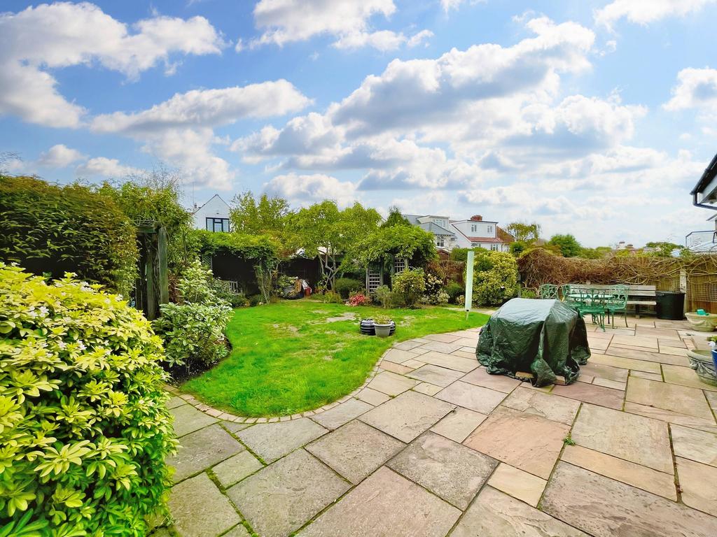 Belfairs Drive, LeighonSea SS9 3 bed detached house £699,995
