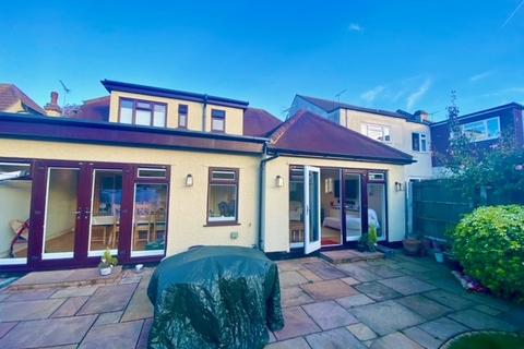 19 Belfairs Drive, Leigh-on-sea, SS9 3AA