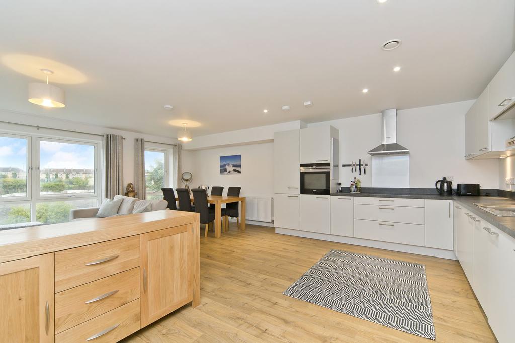 3/4 Dalgety Road, Meadowbank, Edinburgh, EH7 5FP 3 bed flat for sale