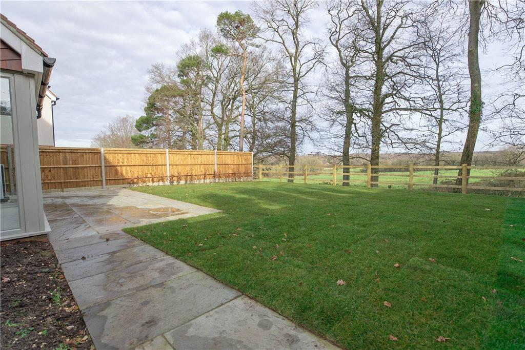 Meadow Way, Headley, Thatcham, Hampshire, RG19 5 bed detached house £