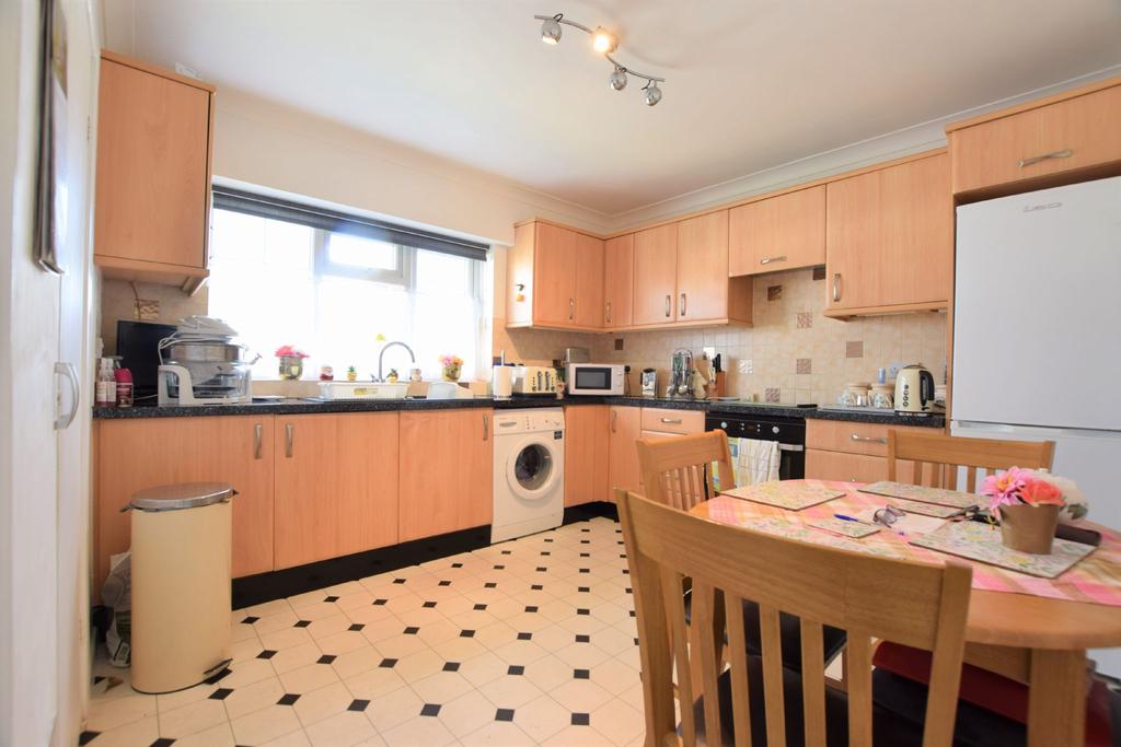 ClactononSea 2 bed flat for sale £175,000