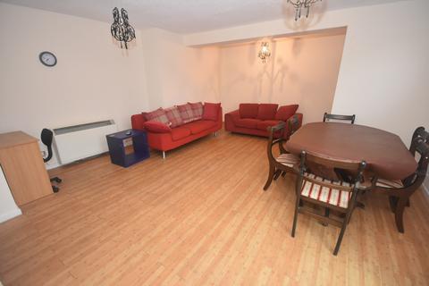 3 bedroom flat to rent, Mallow Street, Hulme, Manchester. M15 5GD