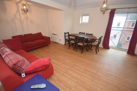 3 bedroom flat to rent, Mallow Street, Hulme, Manchester. M15 5GD