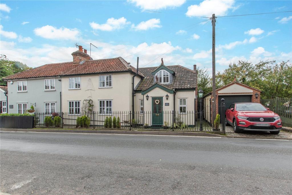 Woodside, Thornwood, Epping, Essex, CM16 3 bed semidetached house £