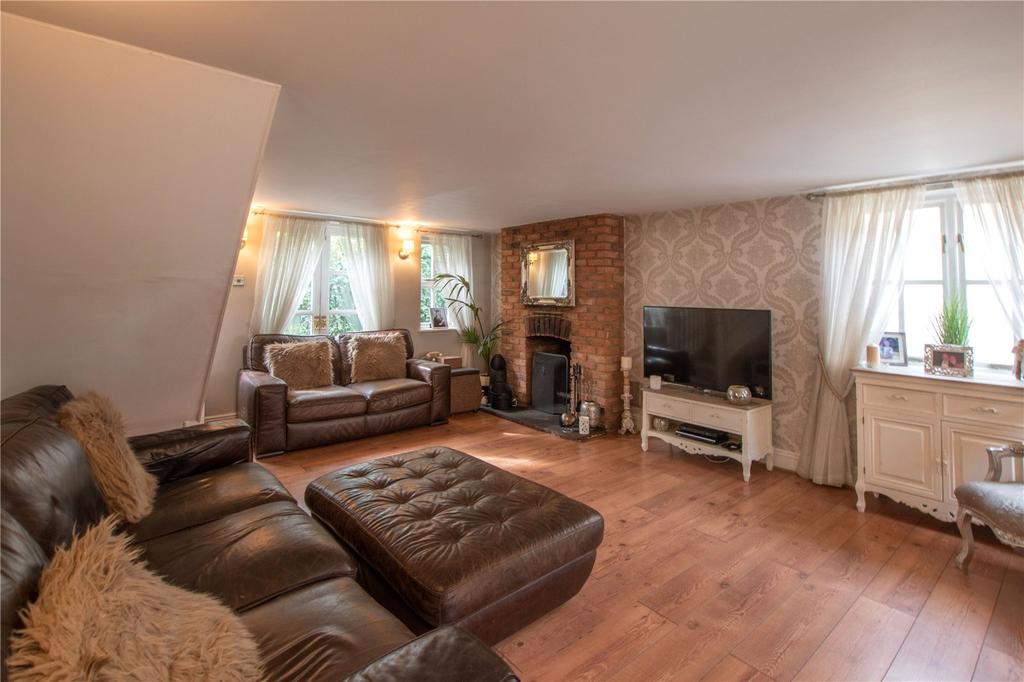 Woodside, Thornwood, Epping, Essex, CM16 3 bed semidetached house £