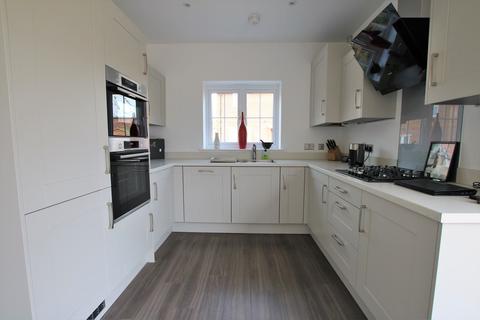 3 bedroom detached house for sale - Dairy Road, Finchwood Park, Wokingham, RG40