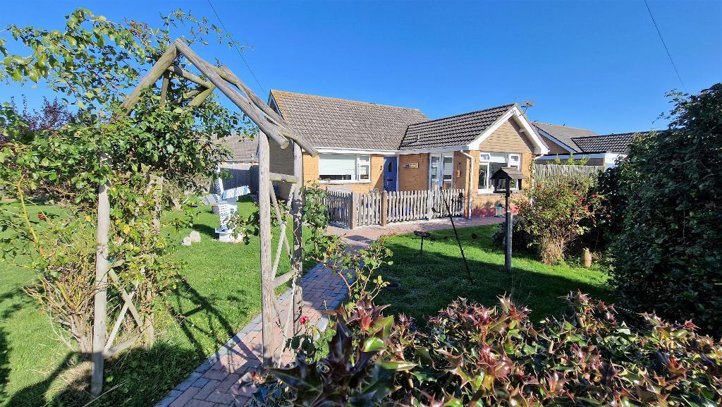 Rolfs Close, Bembridge, Isle of Wight, PO35 5RL 3 bed detached bungalow