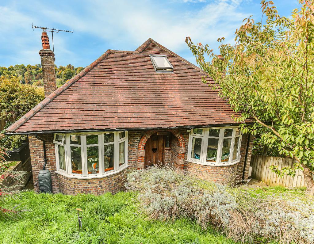 Commonwealth Road, Caterham, Surrey... 3 bed detached bungalow £460,000