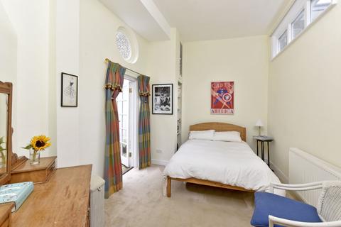 2 bedroom flat for sale - Anhalt Road, SW11