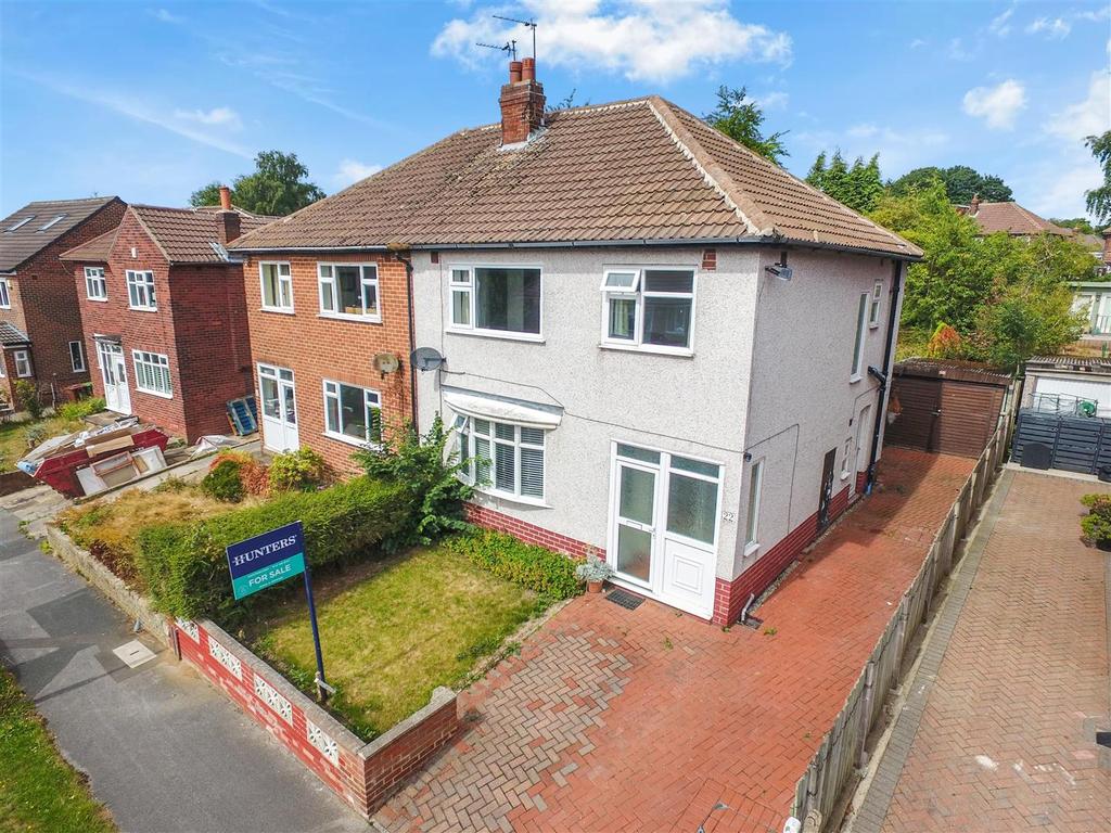 Allerton Grange Gardens, Moortown, Leeds 3 bed detached house for sale