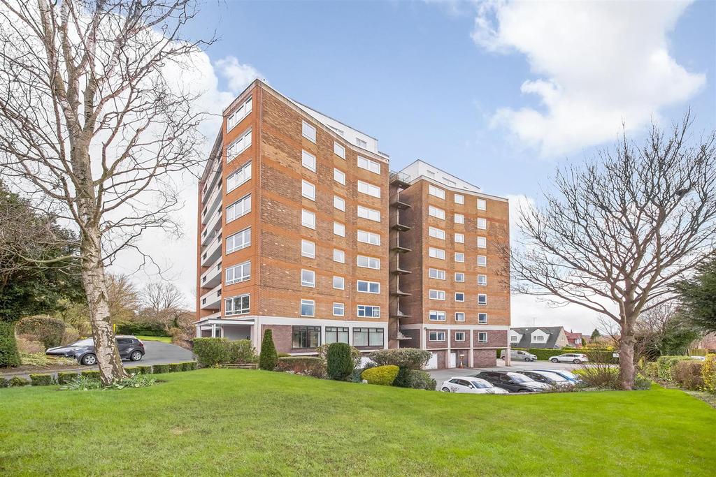 Sandmoor Court, Alwoodley, Leeds, LS17 7JY 3 bed flat - £270,000