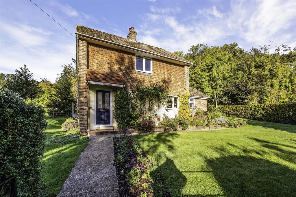 Langley Lane, Headley, Epsom 3 bed detached house £2,850 pcm (£658 pw)