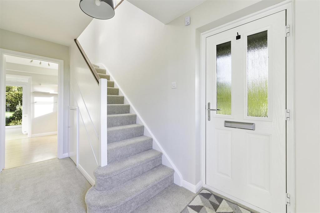 Langley Lane, Headley, Epsom 3 bed detached house £2,850 pcm (£658 pw)