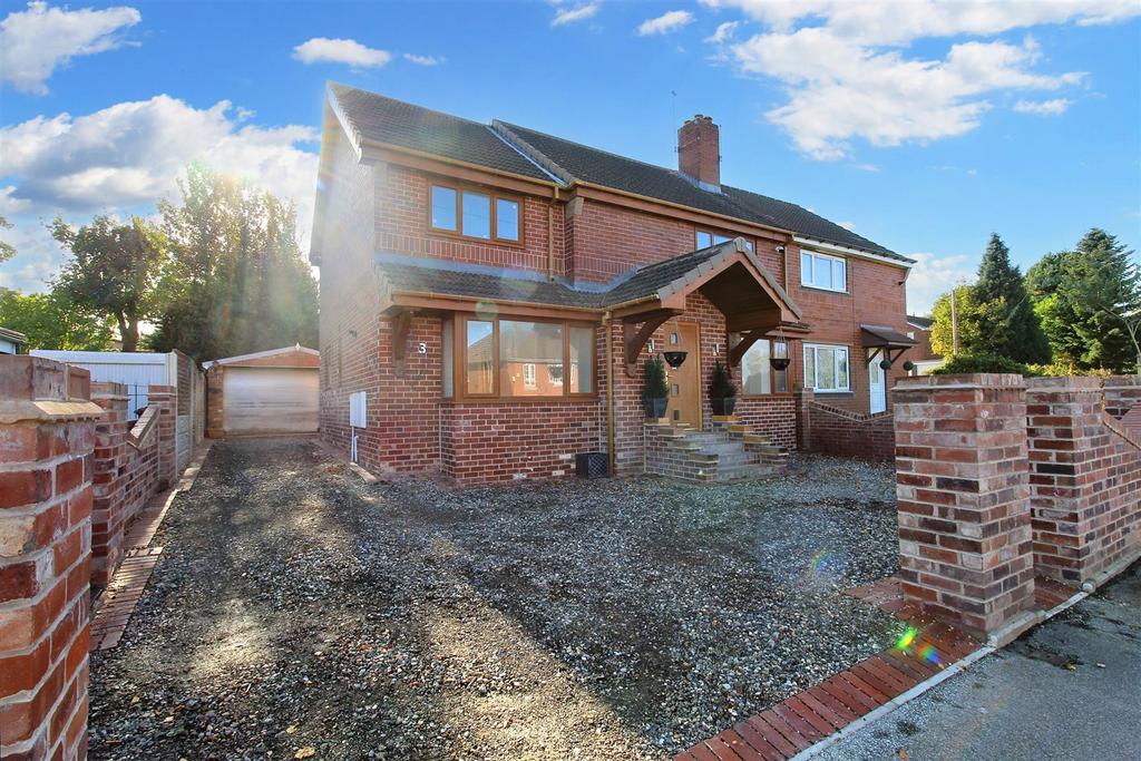 Highfield Avenue, Athersley South... 5 bed semidetached house £250,000
