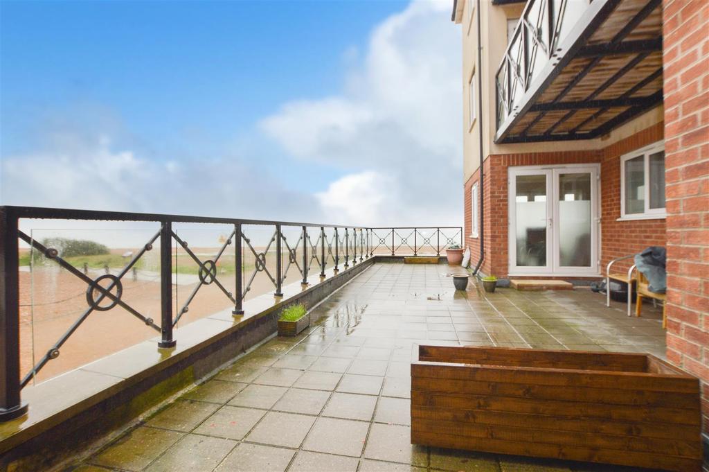 Macquarie Quay, Eastbourne 2 bed flat £215,000