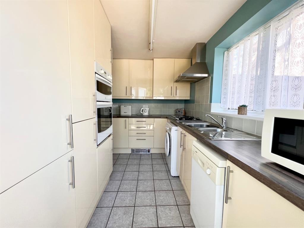 Oak Lodge Road, High Green... 3 bed semidetached house £200,000