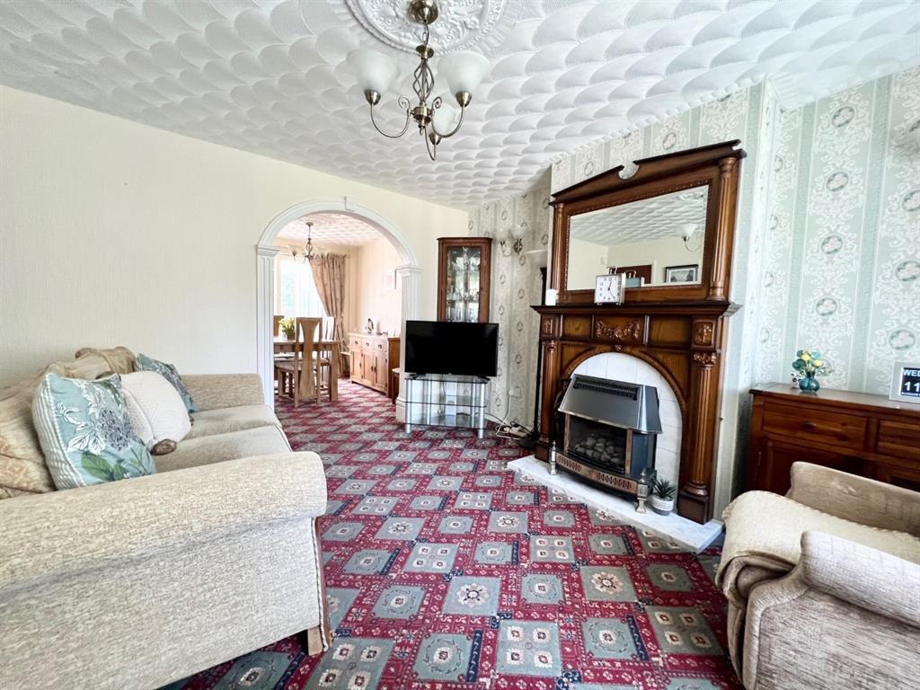 Oak Lodge Road, High Green... 3 bed semidetached house £200,000
