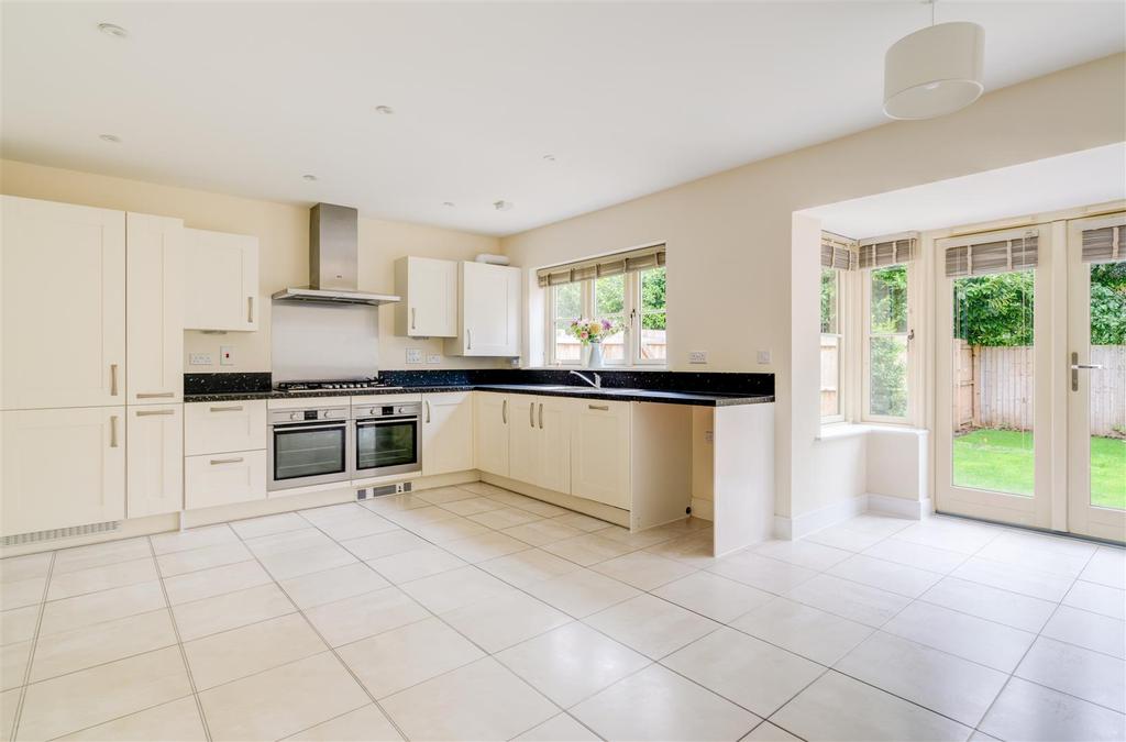 The Furrows, BourtonOnTheWater 4 bed detached house £485,000