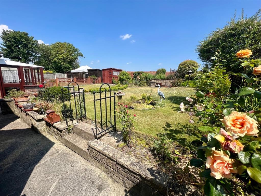 Warren Lane, Chapeltown, Sheffield... 3 bed detached house £350,000