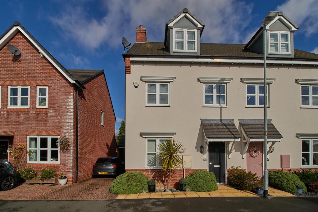 Holywell Fields, Hinckley 3 bed semidetached house £300,000