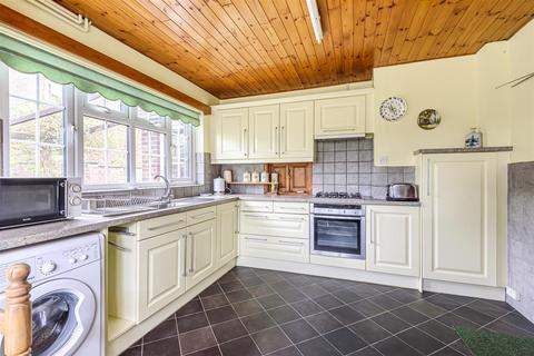 4 bedroom detached house to rent, King George Avenue, Petersfield
