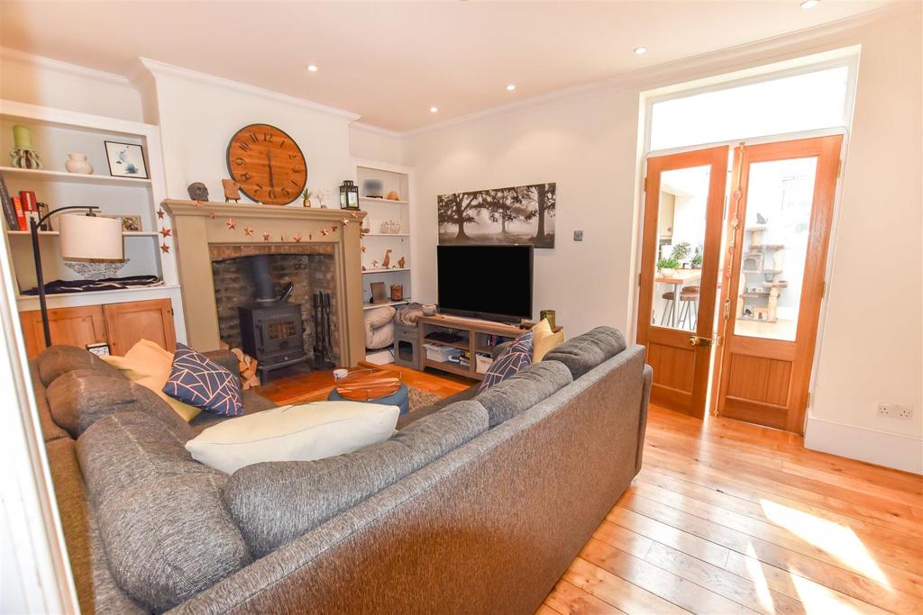 Queens Walk, Stamford 3 bed end of terrace house £1,300 pcm (£300 pw)