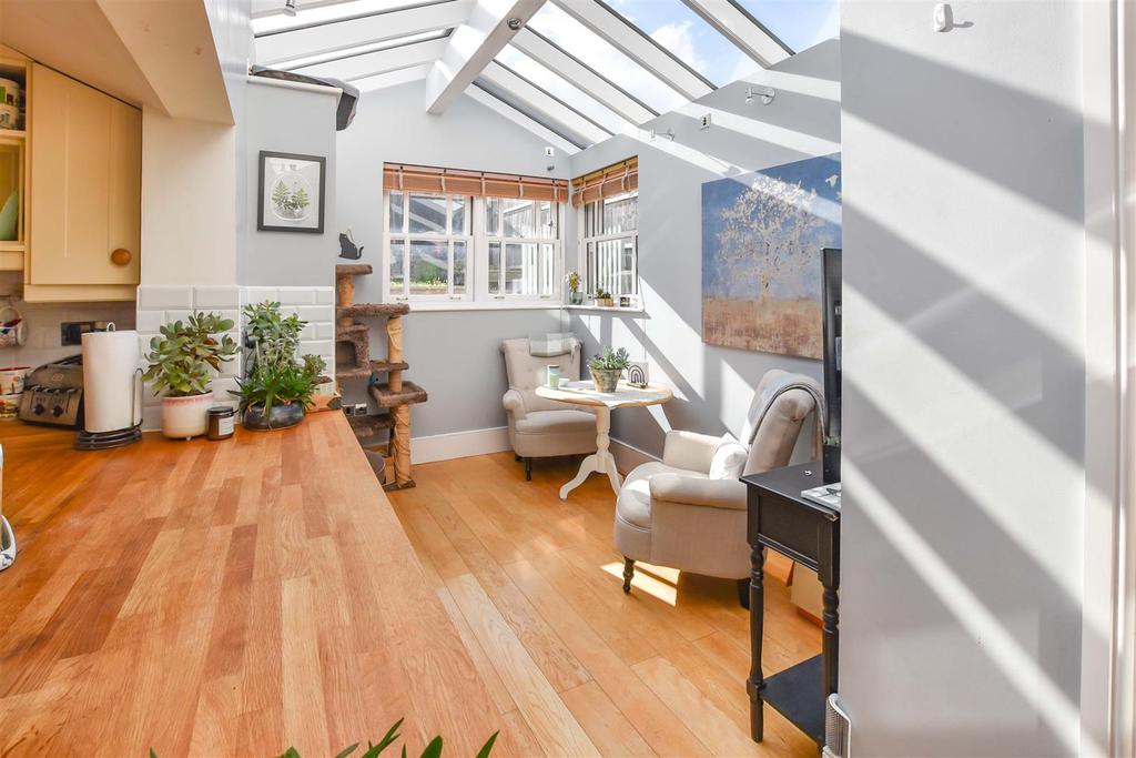 Queens Walk, Stamford 3 bed end of terrace house £1,300 pcm (£300 pw)