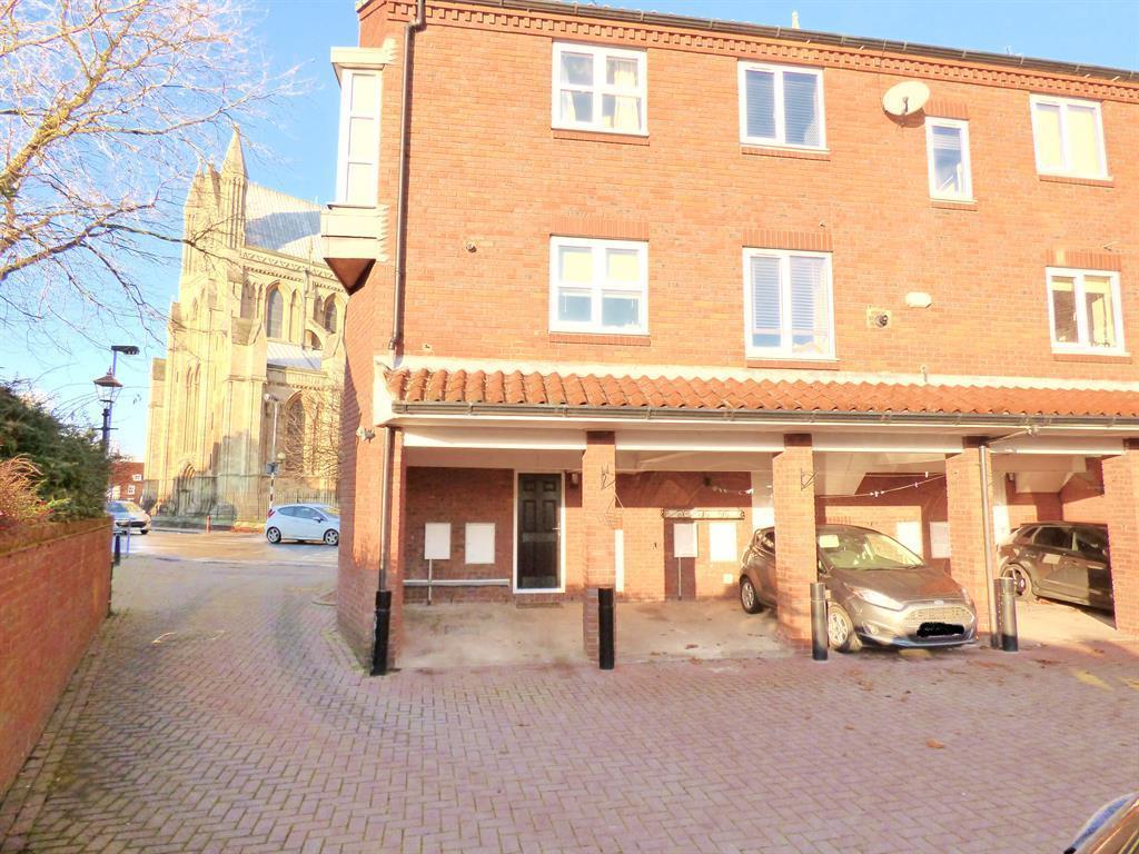 Minster Yard South, Beverley, HU17 0UA 2 bed terraced house £695 pcm