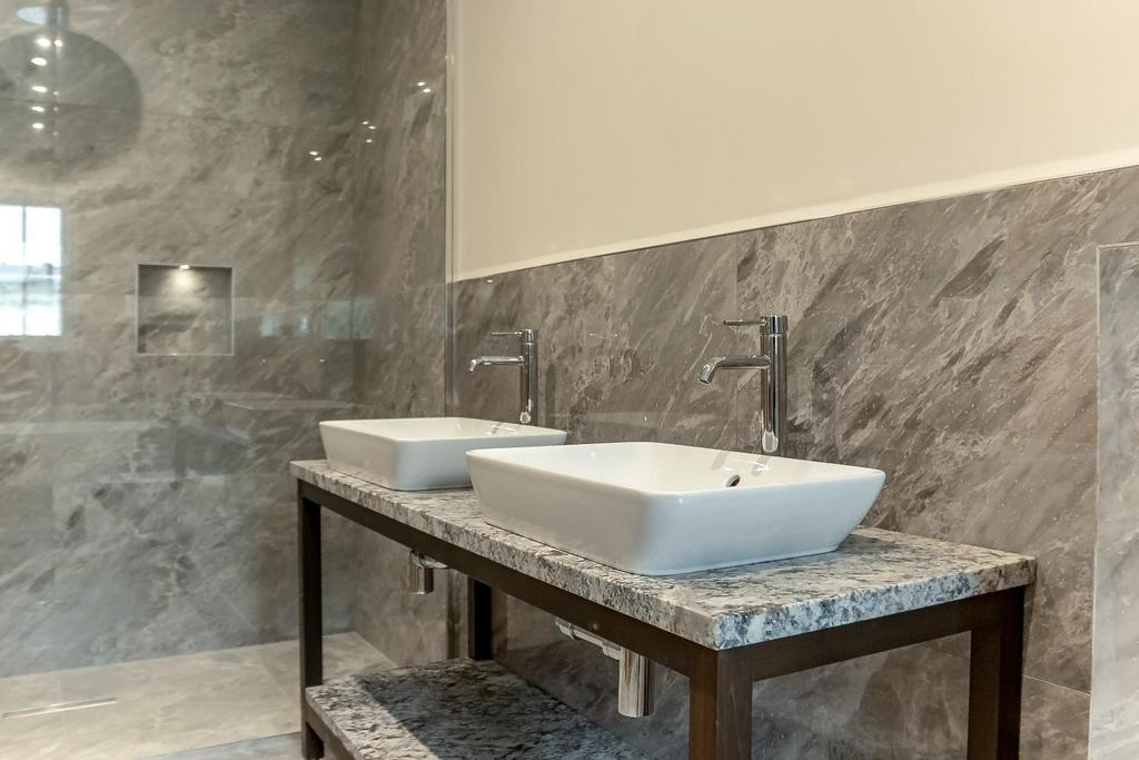 Bedroom 4 Ensuite - C.jpg