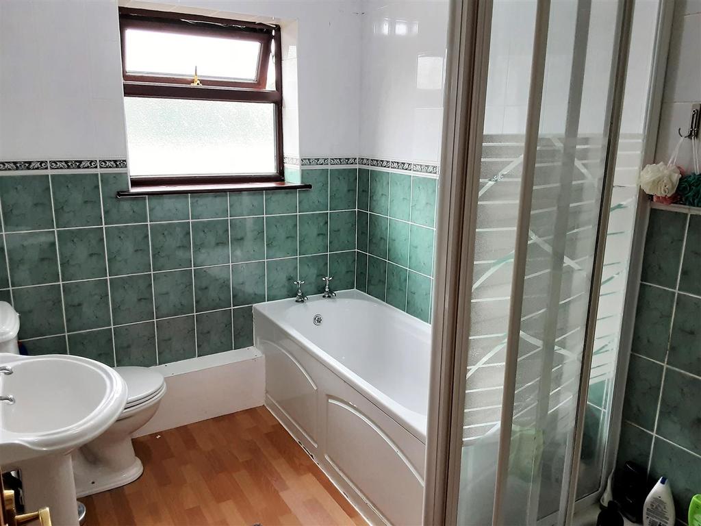 Family Bathroom Enhanced.jpg