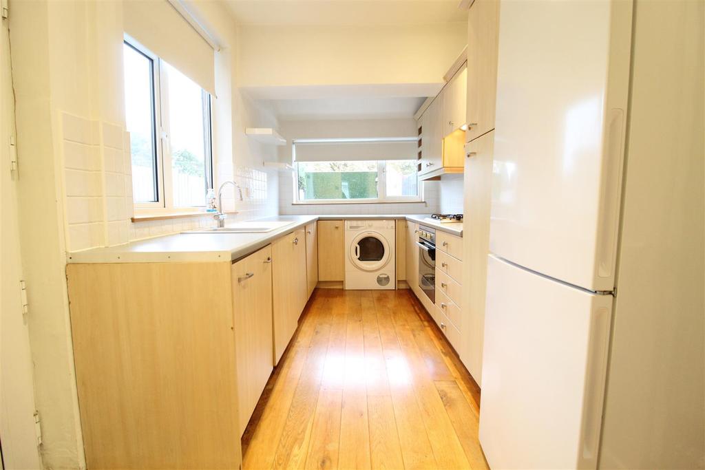 Byron Road, West Bridgford, Nottingham 3 bed terraced house £1,300