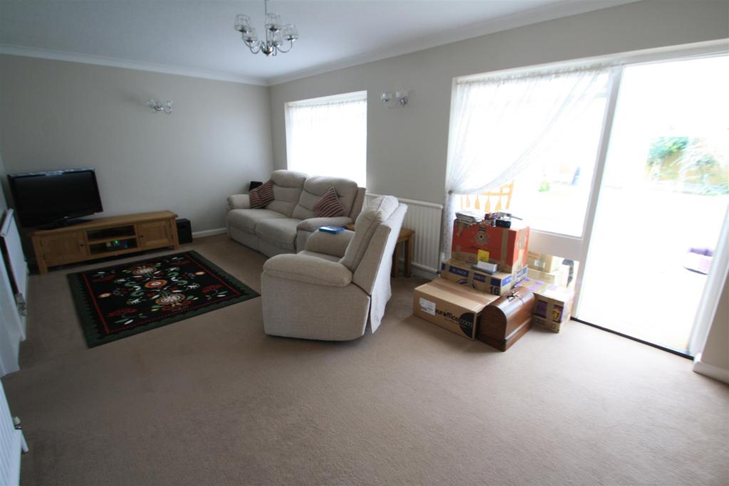 Gunners Road, Shoeburyness 3 bed semidetached house £1,400 pcm (£323 pw)