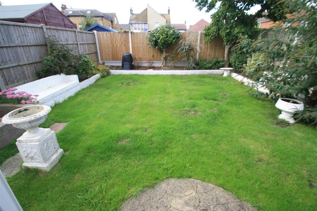 Gunners Road, Shoeburyness 3 bed semidetached house £1,400 pcm (£323 pw)