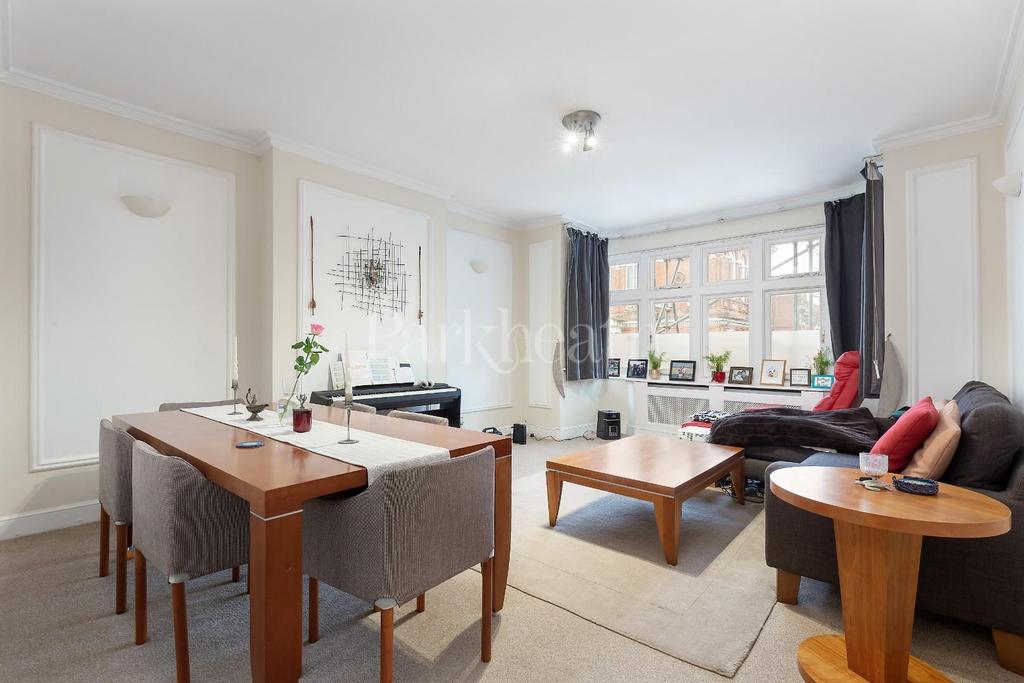 Haverstock Hill, Belsize Park NW3 3 bed apartment - £3,000 pcm (£692 pw)