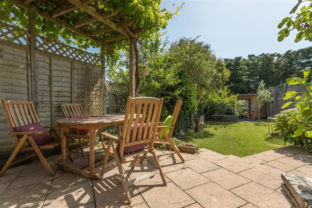 Egmont Road, Hove BN3 5 bed semidetached house £2,200 pcm (£508 pw)