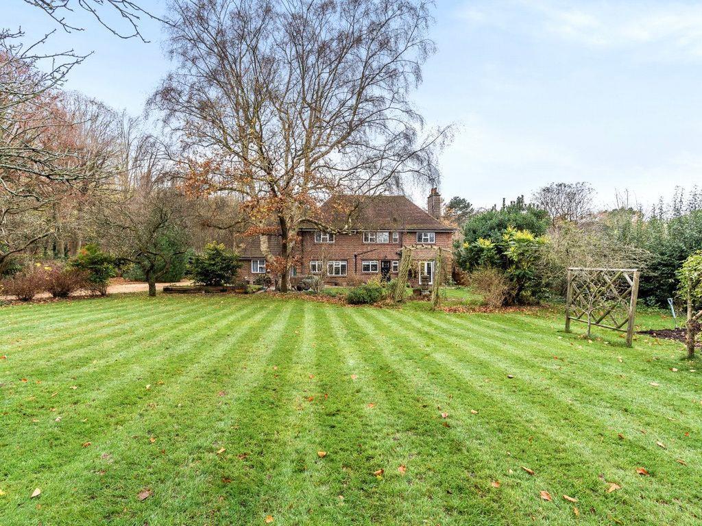 Shere Road, West Clandon, Guildford 4 bed detached house £3,000 pcm