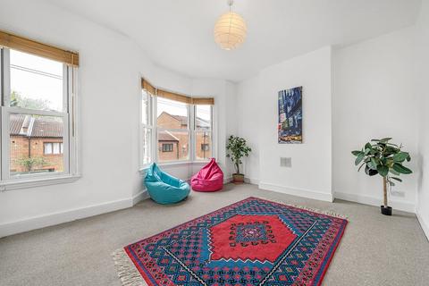 76b Solon Road, London, SW2 5UY