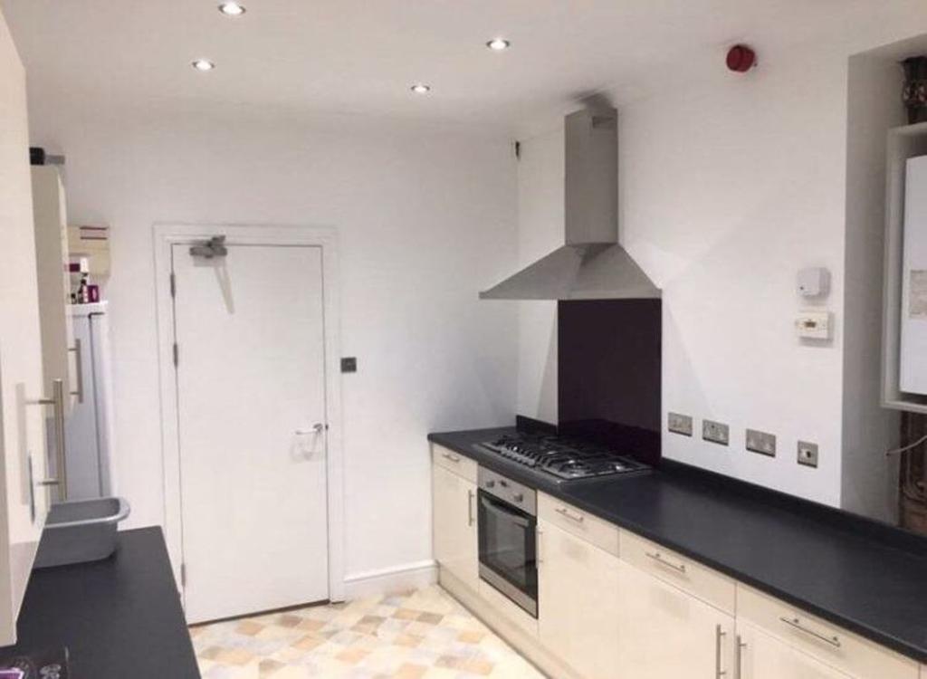 Page St, Swansea, SA1 Property £450 pcm (£104 pw)