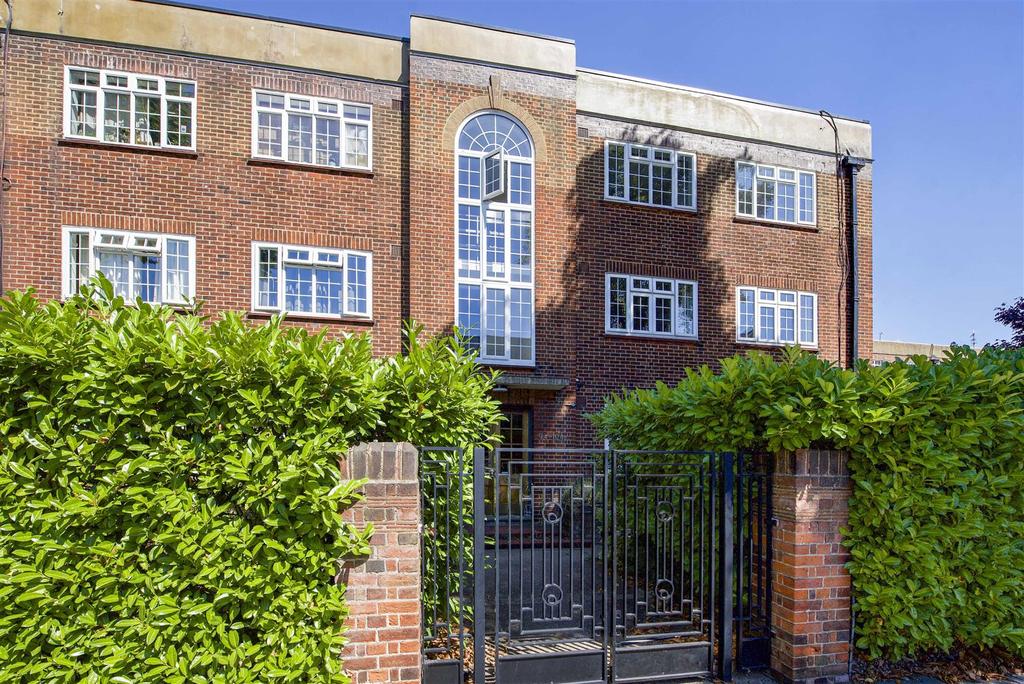 Clifden Road, Twickenham 2 bed apartment £450,000