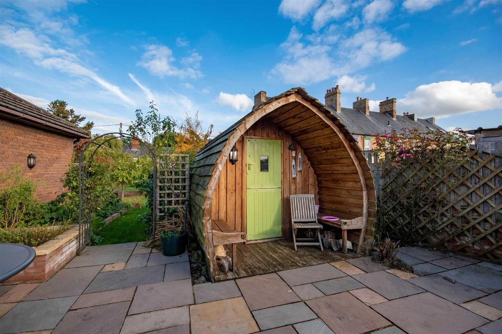 Pod Garden Building