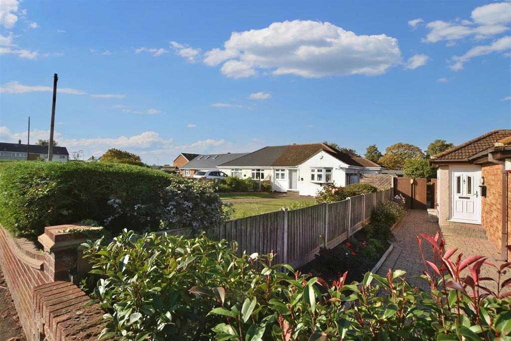 Aspen Close, Canvey Island SS8 3 bed semidetached bungalow £310,000