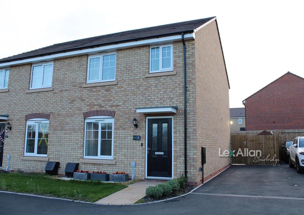 Pinwheel Close, Kingswinford 3 bed semidetached house £290,000
