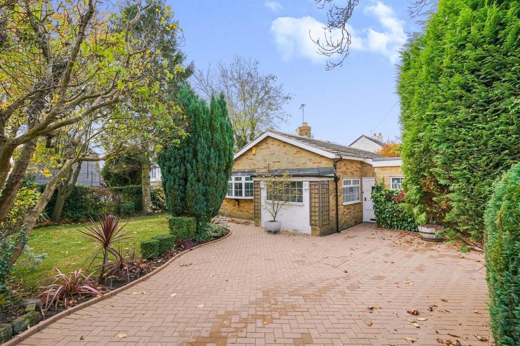 King Lane, Leeds 3 bed detached bungalow £525,000