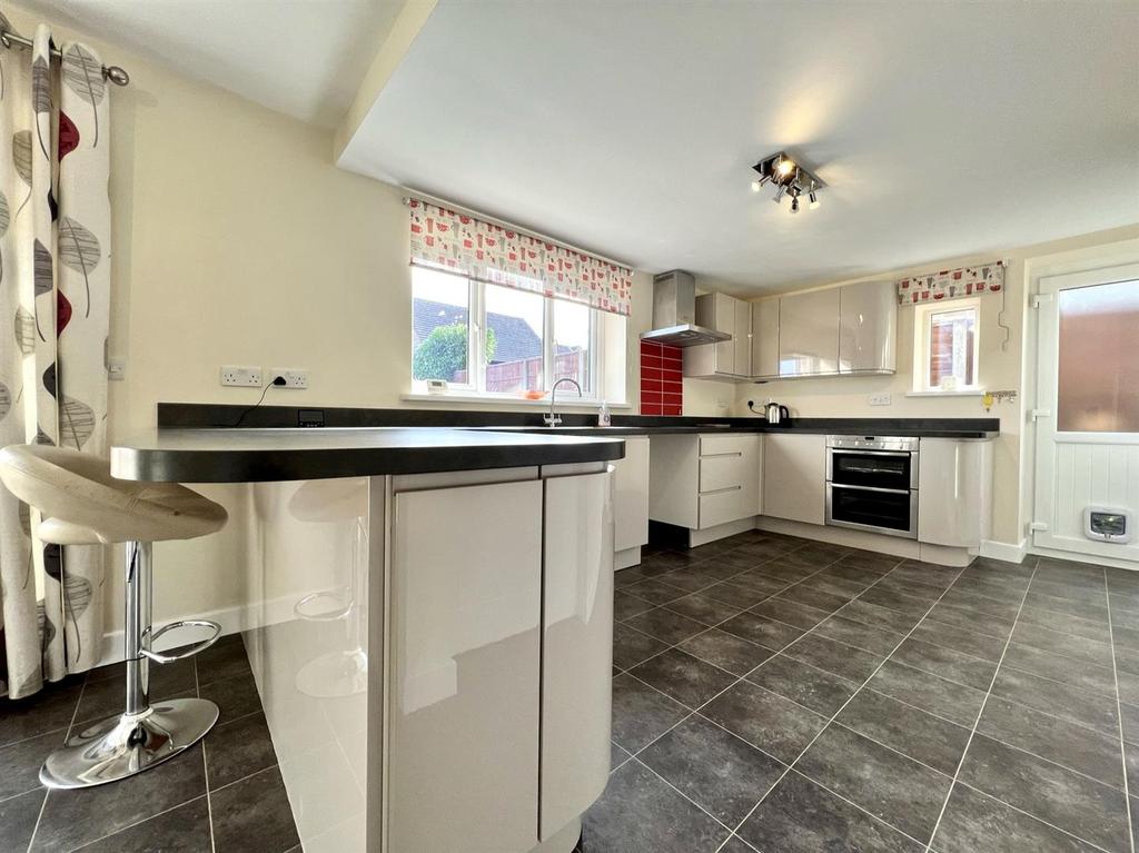Moorhall Estate, Bakewell 3 bed semidetached house £1,100 pcm (£254 pw)