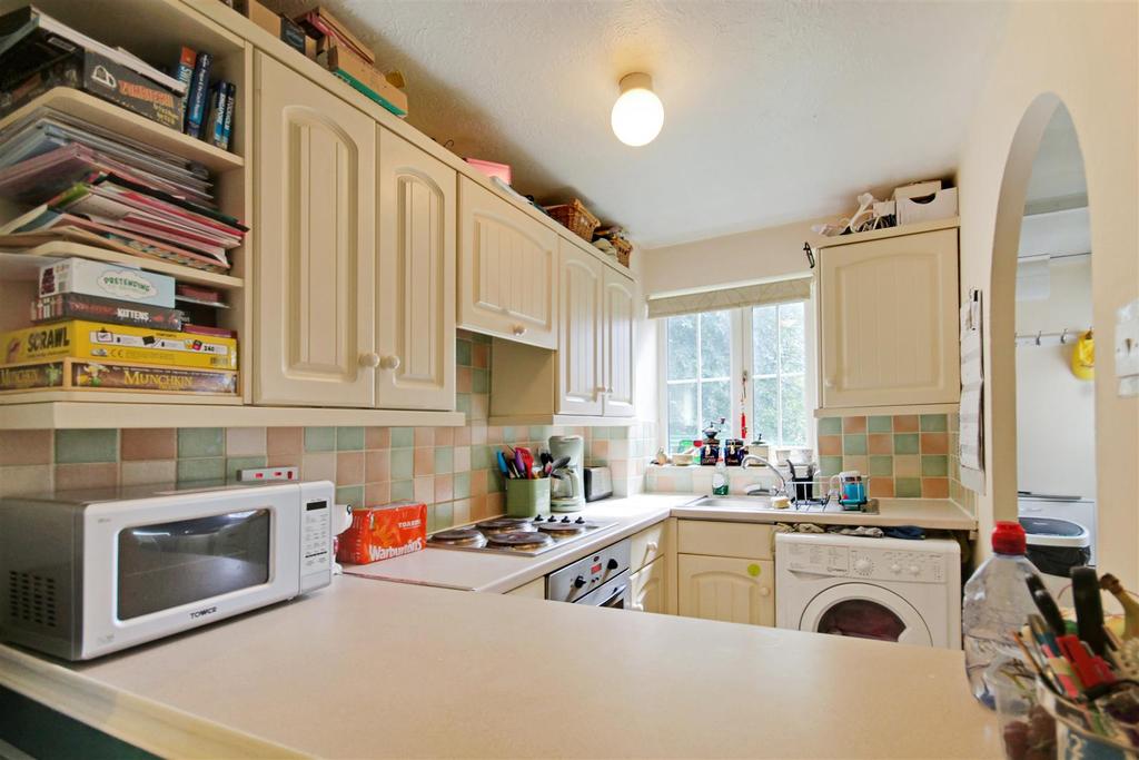 Colwell Gardens, Haywards Heath... 1 bed apartment £950 pcm (£219 pw)